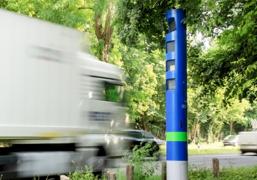 Tajemnicze niebieskie radary. Nie mierzą prędkości, ale mandat i tak grozi