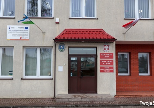 „Na prawdę nie gryziemy. Co więcej całkiem fajna z nas ekipa”. Urząd Gminy w Lądku szuka pracownika.