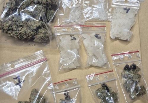 W aucie trzymał narkotyki. Okazało się, że był też poszukiwany listem gończym