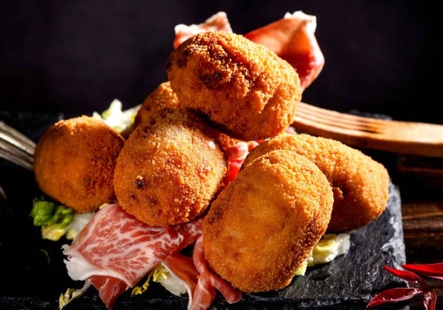 Tapas rodem z Barcelony. Przepis na chrupiące croquetas de jamón