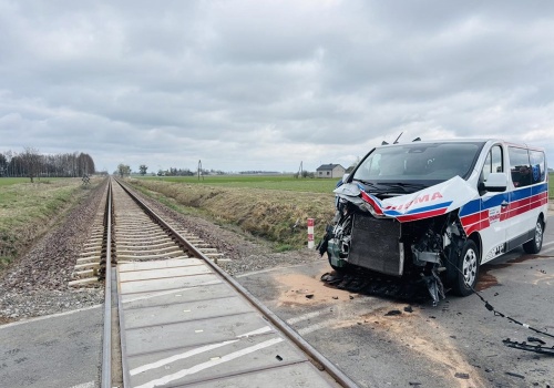Karetka uderzyła w pociąg. Wstrzymany ruch Raciąż - Sierpc