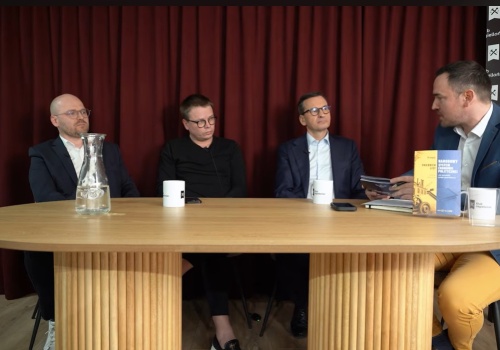 Polska między „złotym wiekiem” a pułapką zależności. Spór o strategię rozwoju 