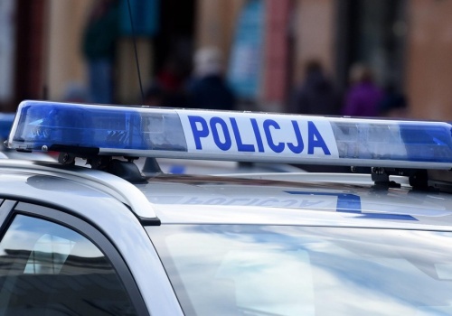 Uciekał przed więzieniem, mieszkał w samochodzie. Policja znalazła go... na polu