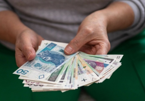 2300 zł dla każdego Polaka, ale zlikwidują te świadczenia. Sejm podjął decyzję ws. projektu