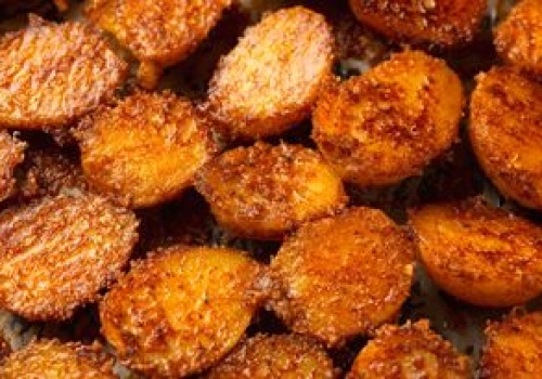 Podgotowane ziemniaki panieruję i zapiekam. Chrupią aż miło, więc szybko znikają z talerza