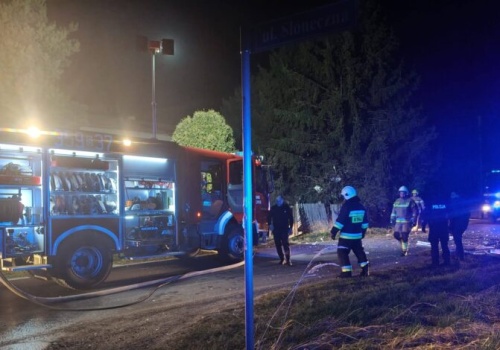 Dramatyczne zdarzenie w Rzerzęczycach. 68-latek trafił do szpitala, jego dom częściowo został zniszczony