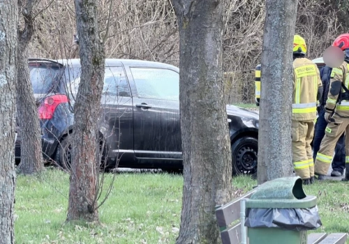 Pożar samochodu na skrzyżowaniu Cieplickiej i Romera