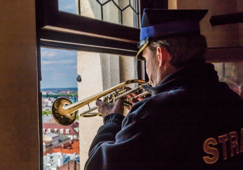 Kraków: Hejnaliści z wieży mariackiej mają nowe trąbki