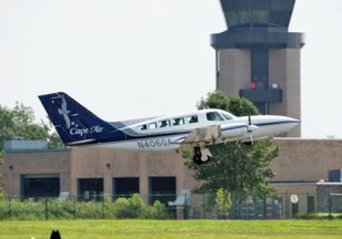 Poważna awaria w trakcie lotu linii Cape Air. Kto otworzył okno?