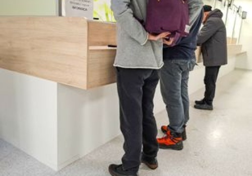 Zaczęło się w szpitalach. Decyzja NFZ uderza w pacjentów. 