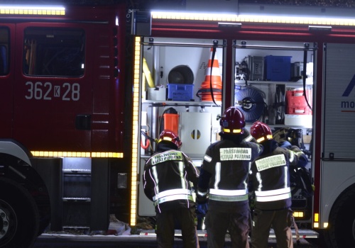 Pożar domu w Woli Rzędzińskiej. 29 strażaków w akcji, jedna osoba ranna