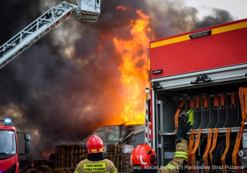 Pożar hurtowni spożywczej. Ogień strawił halę jednego z liderów rynku