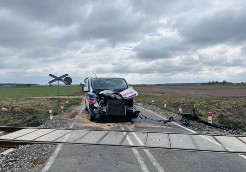 Ambulans zderzył się z pociągiem
