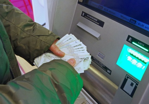 Nowe tabele prowizji w popularnych bankach. Za wypłaty z tych bankomatów od kwietnia zapłacisz więcej