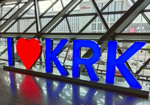 Leciał się oświadczyć, powiedział o granatach. Interwencja na lotnisku w Krakowie