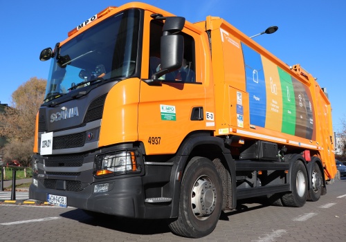 Opóźnione odbiory, mieszkańcy bez pojemników. Trwa chaos śmieciowy