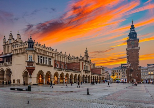 Kraków wyprzedza Warszawę w zarobkach w sektorze przedsiębiorstw