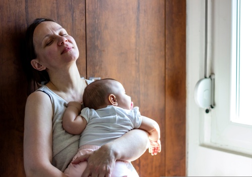 Ma dwójkę dzieci i jest wykończona. 