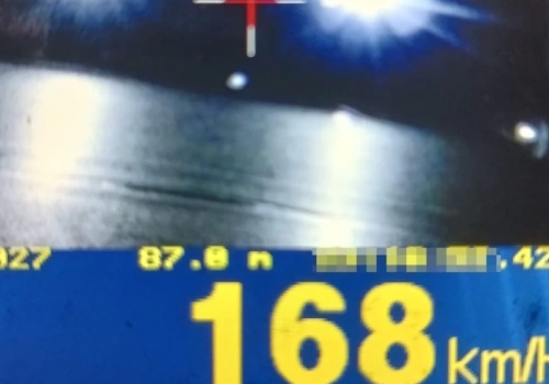 Pędził blisko 170 km/h w terenie zabudowanym. 21-latkowi z Jaworzna bardzo się spieszyło