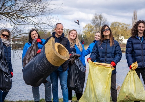 Materac i bateria od roweru. Takie śmieci trafiają do Odry