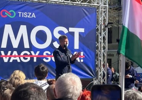 „Orbán to mafiozo” – OKO.press jest na wiecach węgierskiej opozycji