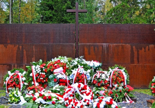 Rosja: aktywiści i prowokatorzy zakłócali obchody uroczystości katyńskich i smoleńskich