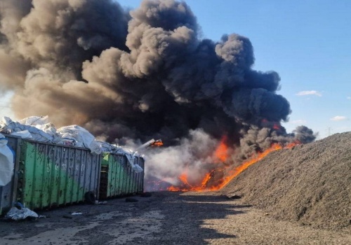 Ogień w zakładzie opon. Gęsty dym widać z kilometrów