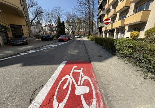 Kontrowersyjny kontrapas na ul. Bohaterów Warszawy. Kierowcy biją na alarm