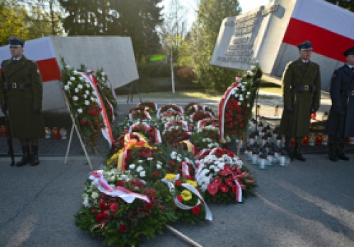 W 16. rocznicę katastrofy smoleńskiej politycy w całym kraju uczcili pamięć jej ofiar