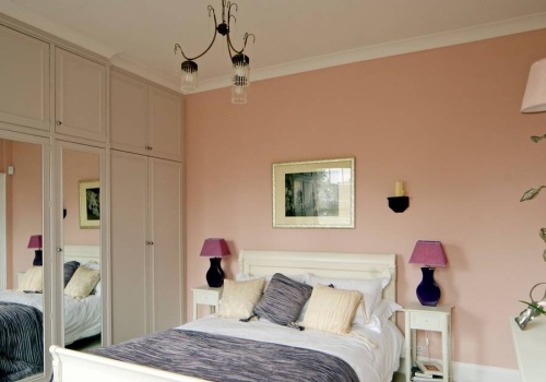 Jeden przedmiot w sypialni, który może zaburzać sen. Jest bardzo modny