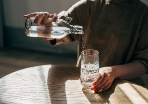 Osiem szklanek wody dziennie? Naukowcy obalają popularny mit