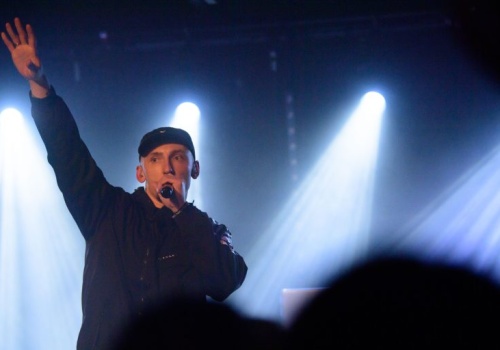 Zeus w „Scenografii”. Hip-hopowiec porwał tłumy w łódzkim klubie