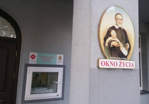Niemowlę w oknie życia. Chłopiec ma zaledwie kilka dni