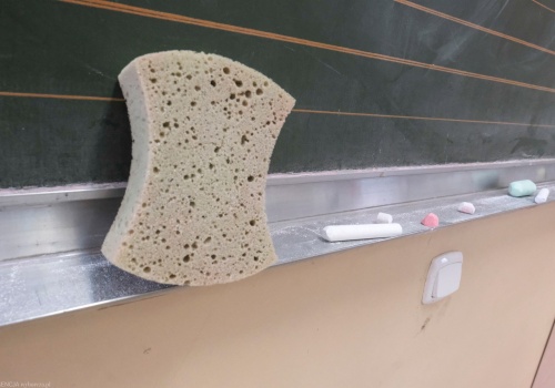 W cudzysłowie czy w cudzysłowiu? Rodzice wciąż się mylą. Błąd językowy słychać codziennie