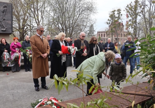 Dzień Pamięci Ofiar Zbrodni Katyńskiej. Pod pomnikiem na Konteszyńcu spotkali się członkowie Stowarzyszenia Rodzina Katyńska w RC oraz zaproszeni goście
