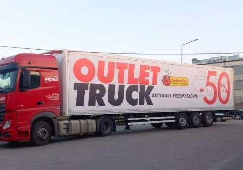 Wyprzedaże do 70%. Mobilne outlety Biedronki ruszają w Polskę