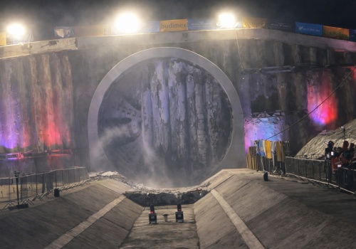 Przebicie w sercu góry! Tarcza „Jadwiga” kończy najdłuższy tunel kolejowy w Polsce