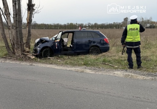 Skoda uderzyła w drzewo pod Warszawą. Pasażerka ranna, kierowca miał ponad 1,5 promila alkoholu