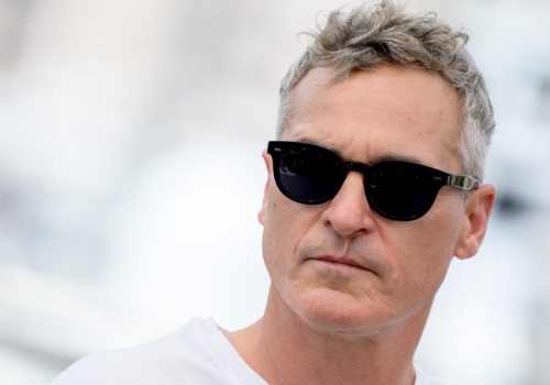 Joaquin Phoenix i Emma Thompson protestują przeciw fuzji stulecia