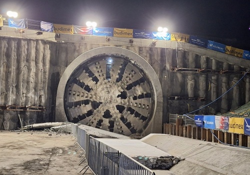 Podłęże – Piekiełko. Główny tunel kolejowy pod Pisarzową wydrążony!