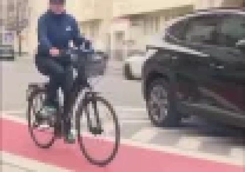 Kierowca prawie potrącił reporterkę na rowerze