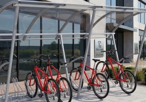 Rowerowy chaos pod blokiem lub firmą? Jak mądrze zaplanować przestrzeń dla rowerzystów