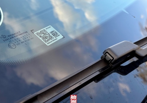 Nietypowa naklejka na szybie samochodu. Ten kod QR jest bardzo ważny