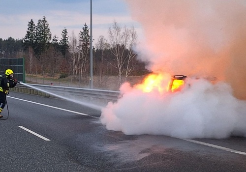 Samochód stanął w ogniu na trasie S7. Akcja strażaków i policji