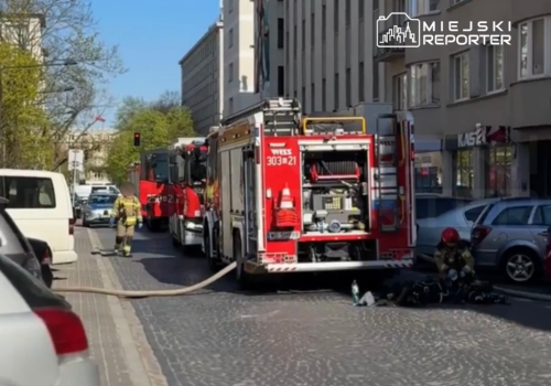 Pożar domu w Śródmieściu. Kilkanaście osób opuściło budynek. Trzy osoby w szpitalu