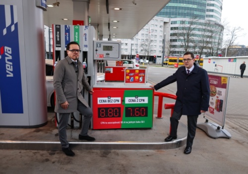 Tańsze paliwa kosztują budżet państwa 1,6 mld zł miesięcznie. Minister finansów o przyszłości programu „CPN”