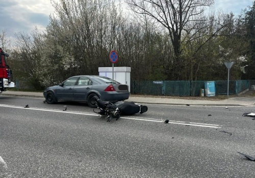 Tragiczny wypadek motorowerzysty z autem. Kierujący fordem bez uprawnień. Kierujący jednośladem nie żyje