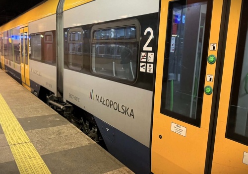 Nowe połączenie kolejowe z Krakowa nabiera kształtów. Zapadły kluczowe decyzje