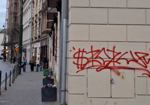 Zabytki Krakowa zniszczone. Straty po weekendzie w centrum miasta