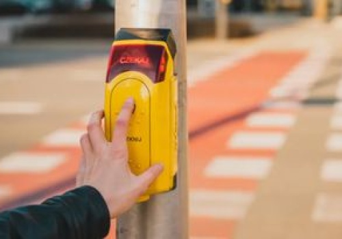 Ukryty przycisk przy przejściu dla pieszych. Do czego naprawdę służy?